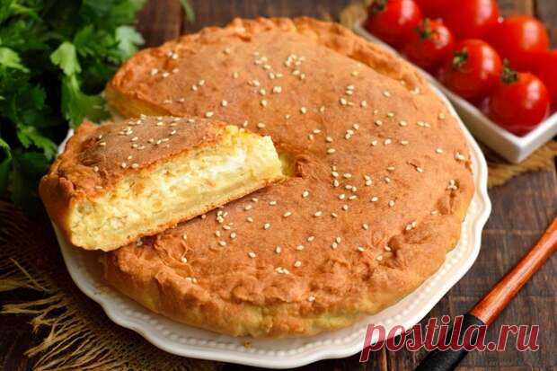 (7) Закусочный пирог быстрого приготовления - Вкус жизни - медиаплатформа МирТесен Для приготовления закусочного пирога с начинкой нужно замесить тесто на основе сливочного масла и кефира. С ним очень легко работать. После выпечки тесто получается песочной структуры — плотное и рассыпчатое. Необычное сочетание мягкого сливочного сыра и жареного лука создает очень вкусную и сочную