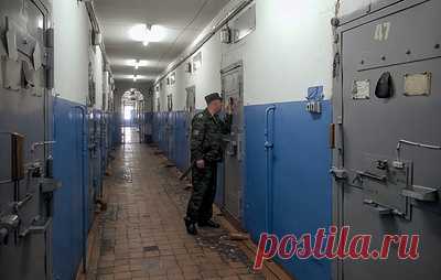 Госдума поддержала пожизненное наказание за госизмену и усиление санкций за терроризм. Согласно поправкам, минимальное наказание за вербовку или вовлечение в совершение террористических преступлений, может вырасти с 5 до 7 лет, за пособничество - с 10 до 12 лет