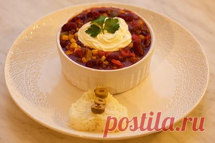 Названо полезное блюдо для новогоднего стола. Диетолог Яна Гришина заявила, что при активном образе жизни застолье на Новый год не отразится на фигуре человека. В противном случае она посоветовала сделать на Новый год стол из простых легких блюд. Врач поделилась рецептом полезного салата из фасоли, лука, яиц, курицы и овощей.