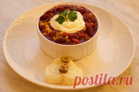 Названо полезное блюдо для новогоднего стола. Диетолог Яна Гришина заявила, что при активном образе жизни застолье на Новый год не отразится на фигуре человека. В противном случае она посоветовала сделать на Новый год стол из простых легких блюд. Врач поделилась рецептом полезного салата из фасоли, лука, яиц, курицы и овощей.