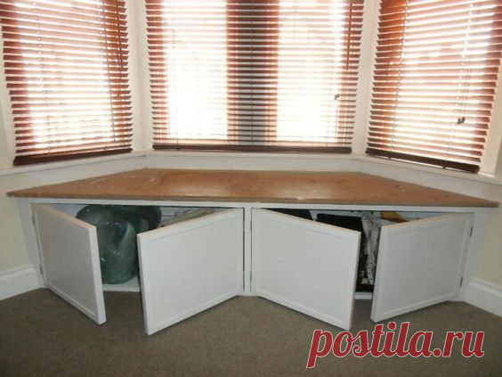 РАЦИОНАЛЬНЫЕ ИДЕИ, КАК И ГДЕ РАЗМЕСТИТЬ ШКАФЫ, КОГДА НЕ ХВАТАЕТ МЕСТА. Когда «на счету» каждый сантиметр, нужно как можно тщательнее продумывать месторасположение такой габаритной мебели, как шкаф.
Шкаф необязательно должен стоять только в спальне или гостиной. Сегодня небольшие шкафчики можно увидеть даже в ванной и туалете, где они выполняют роль дополнительного неб