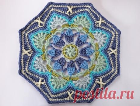 Необыкновенно красивый плед с восточным орнаментом связан крючком из мотивов.