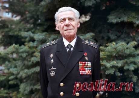 Герой Советского Союза Лев Матушкин. Командир атомной субмарины. Видел выныривающий НЛО 
 
Командующий флотилией подводных лодок Краснознамённого Северного флота, вице-адмирал. Герой Советского Союза (1982).
Участник 12 боевых походов атомных ракетоносцев стратегического назначения с вып…