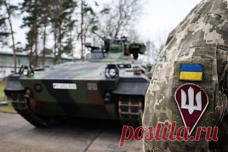 В сети появилось видео с паникующим из-за российских военных бойцом ВСУ. Военнослужащий ВСУ впал в ужас во время боя, подумав, что рядом есть русские солдаты. Мужчина упал на землю и прижался к ней лицом. Он смог встать только после того, как его уговорил это сделать товарищ. После, как считают авторы Telegram-канала «Репортеры русской весны», военный поспешил убежать с поля боя.