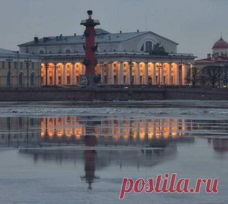 Здание Биржи, стрелка Васильевского острова. Автор: Наталья Краснова (Natalia_krasnova_).  |  Pinterest