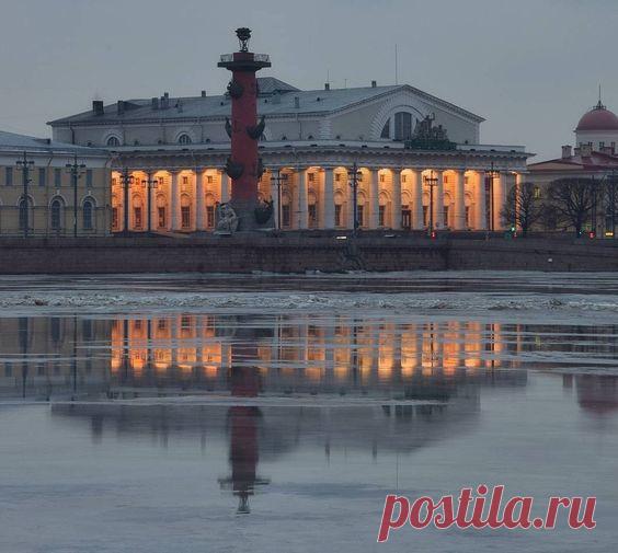 Здание Биржи, стрелка Васильевского острова. Автор: Наталья Краснова (Natalia_krasnova_).  |  Pinterest