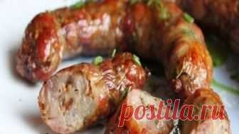 Домашняя колбаса в фольге Сегодня мы вам предлагаем очень простой и потрясающе вкусный рецепт настоящей домашней колбасы, которую можно приготовить без кишок, в фольге