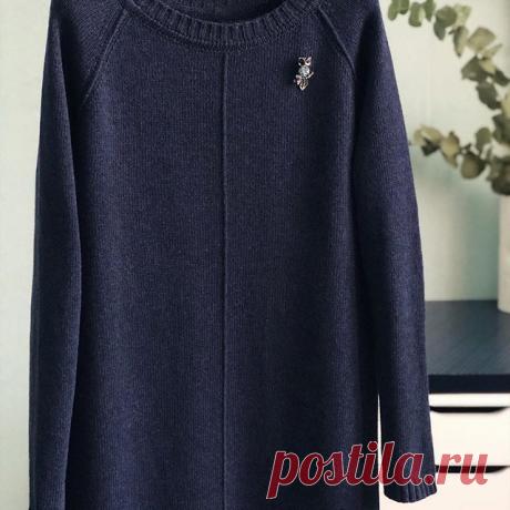 Ещё одно платье в синем цвете из мериноса джилонг. Рукав реглан с наружными швами является главным украшением в этом минималистическом платье, а фактурный шов посередине зрительно вытягивает силуэт. Прекрасно смотрится с косухами и грубыми ботинками.
Заказать можно написав в директ или по ссылке в профиле👆🏻