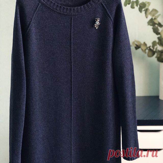 Ещё одно платье в синем цвете из мериноса джилонг. Рукав реглан с наружными швами является главным украшением в этом минималистическом платье, а фактурный шов посередине зрительно вытягивает силуэт. Прекрасно смотрится с косухами и грубыми ботинками.
Заказать можно написав в директ или по ссылке в профиле👆🏻