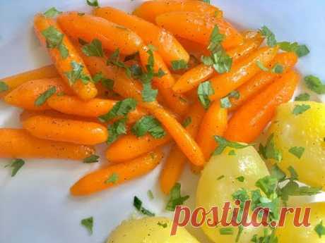 Глазированная молодая морковь и отварной молодой картофель 🥔.  Идеальный гарнир к мясу птице и рыбе.