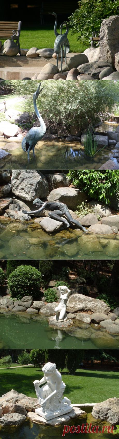 В воде и у воды (садовые аксессуары). 

Садовые аксессуары, предназначенные для оформления водоёма, ручья несут всегда определённое смысловое значение. Часто это фигуры животных, птиц, образ жизни которых связан с водой. Кроме того, это различные персонажи из мифов и сказаний, в жизни которых вода, водоемы, водное «зеркало» сыграло значимую роль.