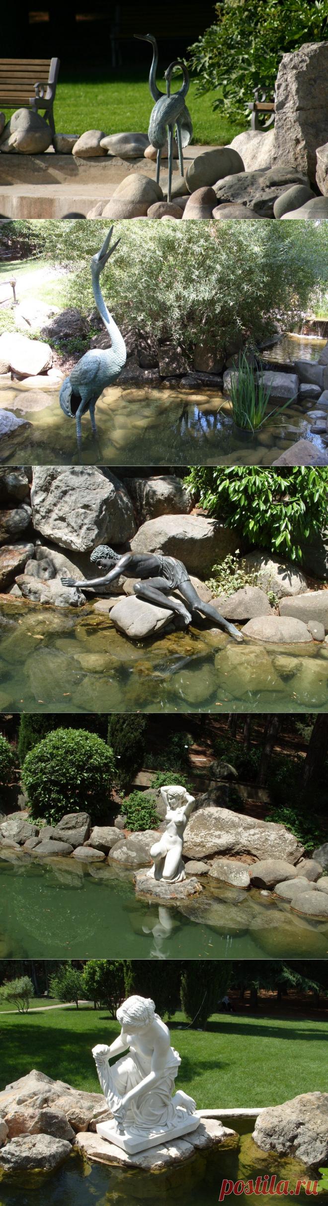 В воде и у воды (садовые аксессуары). 

Садовые аксессуары, предназначенные для оформления водоёма, ручья несут всегда определённое смысловое значение. Часто это фигуры животных, птиц, образ жизни которых связан с водой. Кроме того, это различные персонажи из мифов и сказаний, в жизни которых вода, водоемы, водное «зеркало» сыграло значимую роль.