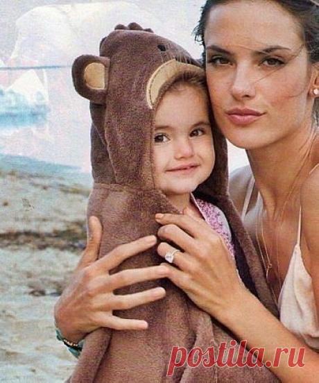 Самый лучший друг - это мама. Она никогда не завидует, не желает плохого. А в глазах её сверкает любовь и гордость за своего ребёнка!