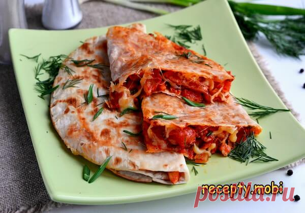 Кесадилья с курицей и сыром

✅ Ингредиенты:
▫ куриное филе - 200 г;
▫ сыр Гауда - 100-150 г;
▫ лук - 1 шт;
▫ помидор - 1 шт;
▫ красный сладкий перец - 1 штука;
▫ укроп - несколько веточек;
▫ зеленые перышки лука - по вкусу;
▫ томатная паста - 1-2 ст. л. (по вкусу);
▫ соль - по вкусу;
▫ тортильи - 2 шт;
▫ молотый черный перец;
▫ оливковое масло - 2-3 ст. ложки.