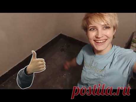 Девушка - строитель. Затирка швов