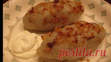 Цеппелины — это национальное фирменное литовское блюдо, представляющее собой картофельные зразы с мясной, грибной или творожной начинкой. Цеппелины получаются нежными, воздушными, с ароматной мясной начинкой внутри. А заправленные луком, обжаренным на свином сале, или сметанкой — получаются настолько безумно вкусными, что нельзя оторваться.