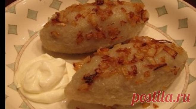 Цеппелины — это национальное фирменное литовское блюдо, представляющее собой картофельные зразы с мясной, грибной или творожной начинкой. Цеппелины получаются нежными, воздушными, с ароматной мясной начинкой внутри. А заправленные луком, обжаренным на свином сале, или сметанкой — получаются настолько безумно вкусными, что нельзя оторваться.