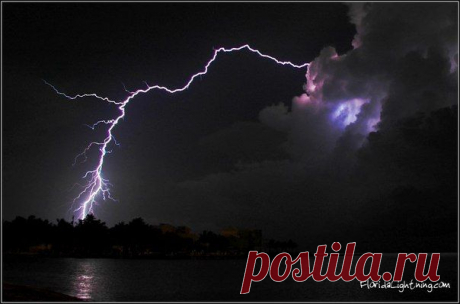 Далекий удар положительного разряда молнии от грозового облака, штат Флорида, январь 2015. / Социальная погода