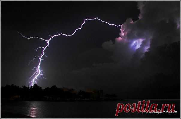 Далекий удар положительного разряда молнии от грозового облака, штат Флорида, январь 2015. / Социальная погода