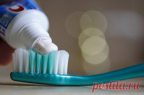 Зубная паста как чистящее средство.
Зубная паста прекрасно очистит металлические поверхности ванной и кухни, а также поможет избавиться от запаха чеснока на руках.