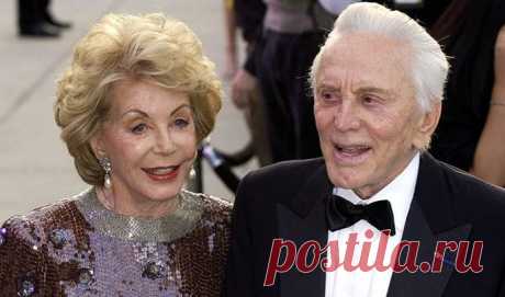 «Я перестал говорить о себе и стал слушать её»: Кирк Дуглас рассказал, как ухаживал за женой 65 лет | Краше Всех