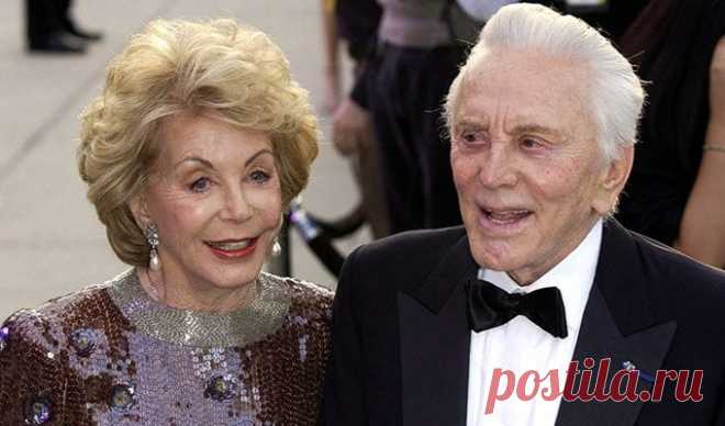 «Я перестал говорить о себе и стал слушать её»: Кирк Дуглас рассказал, как ухаживал за женой 65 лет | Краше Всех