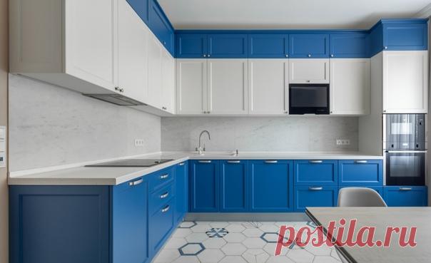 Угловая кухня среднего размера в современном стиле с накладной раковиной, фасадами с утопленной филенкой, синими фасадами, белым фартуком столешницей из мрамора, ручками в форме буквы J.
Фасады кухни изготовлены из МДФ, покрыты матовой эмалью с патиной.
В качестве материала для столешницы был выбран мрамор.
Столешница имеет толщину 30 мм, а также обработана специальным составом, обеспечивающим защиту от влаги.
На фасадах – накладные петли и ручки в форме буквы I.
Для создания кухни была исполь…