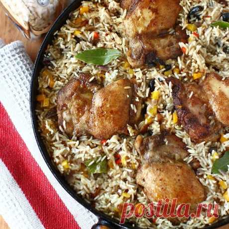 Пряная курица с рисом и овощами
Ароматные пряные куриные бедра в специях, тушеные с рисом, оливками и изюмом.