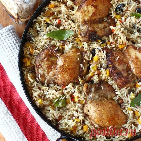 Пряная курица с рисом и овощами
Ароматные пряные куриные бедра в специях, тушеные с рисом, оливками и изюмом.