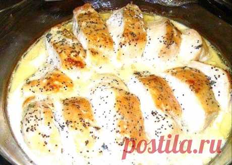 Куриные грудки в сливочно-сырном соусе. == ●2 шт куриных грудок
●80 г сыра с голубой плесенью (или другой, но чтобы хорошо плавился – некоторые сыры могут не раствориться в сливках.)
●150 мл сливок 10-15% или молока (в облегченном варианте)
●1 ст.л. мака
●30 мл растительного масла
●соль, перец по вкусу