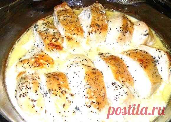 Куриные грудки в сливочно-сырном соусе. == ●2 шт куриных грудок
●80 г сыра с голубой плесенью (или другой, но чтобы хорошо плавился – некоторые сыры могут не раствориться в сливках.)
●150 мл сливок 10-15% или молока (в облегченном варианте)
●1 ст.л. мака
●30 мл растительного масла
●соль, перец по вкусу