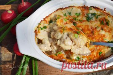 Жульен с курицей и шампиньонами в духовке Жульен с курицей и шампиньонами - это нежное и ароматное блюдо, запечённое в духовке под сырной корочкой. Куриное филе и шампиньоны томятся в сливках и сметане, создавая невероятно вкусное сочетание. Это блюдо обязательно понравится всей семье и станет отличным вариантом для семейного обеда.