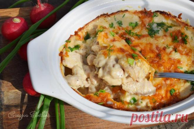 Жульен с курицей и шампиньонами в духовке Жульен с курицей и шампиньонами - это нежное и ароматное блюдо, запечённое в духовке под сырной корочкой. Куриное филе и шампиньоны томятся в сливках и сметане, создавая невероятно вкусное сочетание. Это блюдо обязательно понравится всей семье и станет отличным вариантом для семейного обеда.