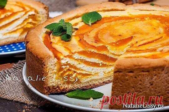 Потрясающий антикризисный песочный пирог с творогом и тыквой
 
Пирог очень красивый как внешне, так и в разрезе. Мягкий, немного влажный с чудным ароматом пряностей, тает во рту в прямом смысле этого слова. 
Для кризисных времен рецепт достаточно недорогой, учитывая стоимость подобной выпечки в магазинах. Таким пирогом вы гарантированно удивите всех, кто пробует его впервые. 
 
Вам потребуется: 
 
Тесто: 
Сливочное масло - 100 г 
Яйца (отборные) - 2 шт 
Сахар - 5 ст.л. 
См...