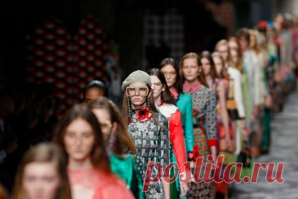 Российские близнецы приняли участие в показе Gucci на Неделе моды в Милане. Российские модели Соня и Саша Комаровы приняли участие в показе люксового бренда Gucci, который состоялся в рамках Недели моды в Милане. Известно, что сестры-близнецы прошлись по подиуму в парных нарядах из коллекции Gucci Spring 2023, а именно, черных платьях с кружевным лифом и кожаных куртках оверсайз.