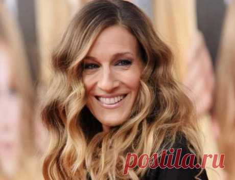 Сара Джессика Паркер отмечает 53-летие: папарацци запечатлели звезду на прогулке в ярком образе