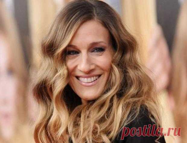 Сара Джессика Паркер отмечает 53-летие: папарацци запечатлели звезду на прогулке в ярком образе