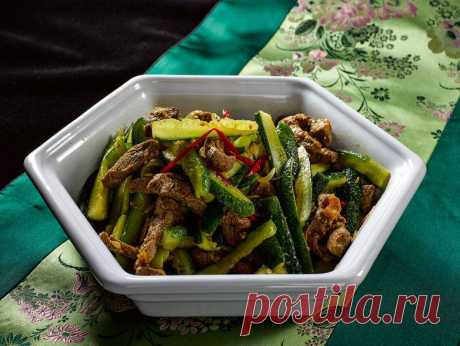 Очень простой корейский салат из огурцов и мяса | Интересные рецепты