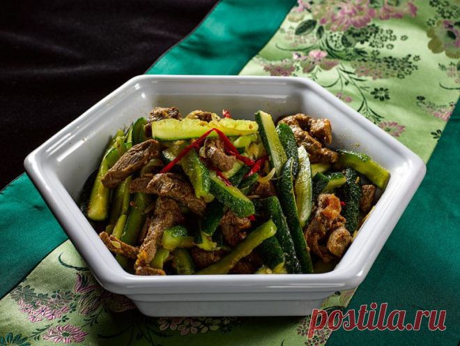 Очень простой корейский салат из огурцов и мяса | Интересные рецепты