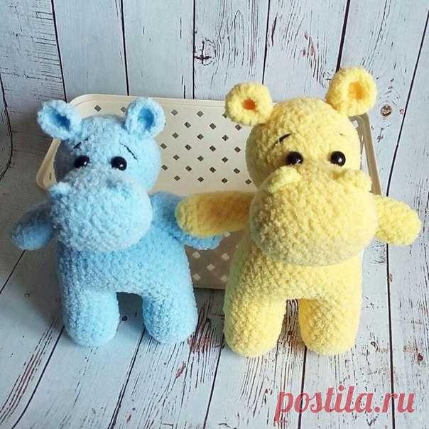 Бегемотик крючком 
#вязаниеигрушки@nerukodel 
Нам потребуется: 
- пряжа Alize Softy (для желающих вязать в две нити – 1,5 моточка или меньше, в одну нить – меньше одного моточка) 
- пряжа другого цвета, если хотите связать девочку 
Показать полностью…
