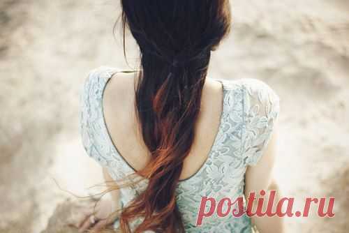 сменить бы имя, аватар и ник,
и удалить частично переписку,
переписать всю жизнь на чистовик,
оставить самых преданных и близких.
почистить наконец-то телефон,
и удалить навек из "исходящих",
того, кто притворялся, что влюблен,
ошибочно казался настоящим...

>>>>>>>