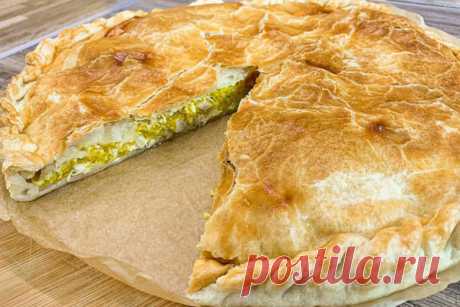 Пирог из тыквы с курицей
И мне так хотелось приготовить из неё что то вкусное, но не очень сложное в приготовлении, а ещё хотелось, чтобы было не очень жирное, и поэтому я решила, испечь пирог из тыквы.

Тесто для пирога я купила готовое слоеное. Результат превзошёл все ожидания. Пирог получился вкусным как в тёплом, так и в холодном виде.