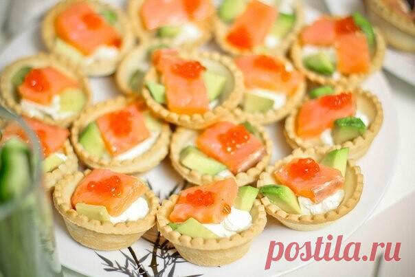 Рецепт тарталеток (2 вида теста - сладкие и под закуски)

Тарталетки - удивительная выпечка, с помощью которой можно подать потрясающие десерты и закуски! Предлагаю вам рецепт тарталеток - вернее, даже два - для сладкой начинки и холодных закусок. А бонусом - еще один рецептик из песочного теста))
Часто для выпекания тарталеток применяются специальные жестяные формочки. Или формочки из эластичного антипригарного материала. Формочки из жести обязательно надо смазывать предв...