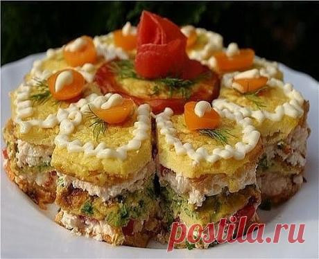 ЗАКУСОЧНЫЕ ТОРТЫ - ДОСТОЙНЫЕ УКРАШЕНИЯ СТОЛА
Угостить гостей можно не только привычными салатами, но и закусочными тортами. Такие торты готовятся достаточно просто и легко, и становятся достойными украшениями любого праздничного стола.
Кабачковый торт с творожной начинкой
Состав продуктов
тертый очищенный кабачок 500 г
яйца 2 шт.
соль по вкусу
разрыхлитель 1/3 ч.л.
мука 180-200 г
творог 200 г
натуральный йогурт 2-3 ст.л.
укроп по вкусу
чеснок 1 долька
сладкий перец 1 шт.
в...