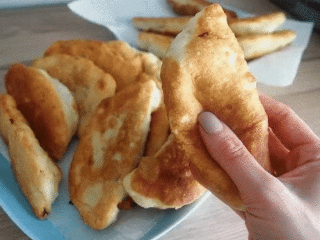 Вкусные "Гагаузские" пирожки
Продукты:
 ДЛЯ ТЕСТА:
450 г муки
260 мл воды
7 г сухих дрожжей
1/2 ч. л. соли
растительное масло для жарки
ДЛЯ НАЧИНКИ:
1 кг капусты
1 луковица
1/4 ч. л. сушеной мяты
1/2 ч. л. красного молотого перца
соль и черный молотый перец по вкусу
пучок петрушки и укропа
5 ст. л. растительного масла 
ПРИГОТОВЛЕНИЕ:
Смешай просеянную муку с солью и сухими дрожжами.
Постепенно вливай воду и перемешивай до получения мягкого теста.
Положи тесто в смазанную маслом миску, накро