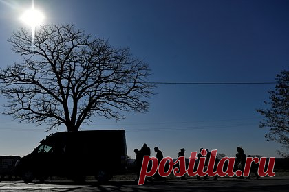 Румынские пограничники обнаружили в горах троих вооруженных солдат ВСУ. Румынские пограничники задержали в горах троих вооруженных военных Вооруженных сил Украины (ВСУ). Об этом сообщает телеканал Antena 3. Украинские бойцы объяснили, что заблудились из-за плохой видимости. Выяснилось, что бойцы ВСУ преследовали группу украинцев, бежавших из страны и попросивших убежище в Румынии.