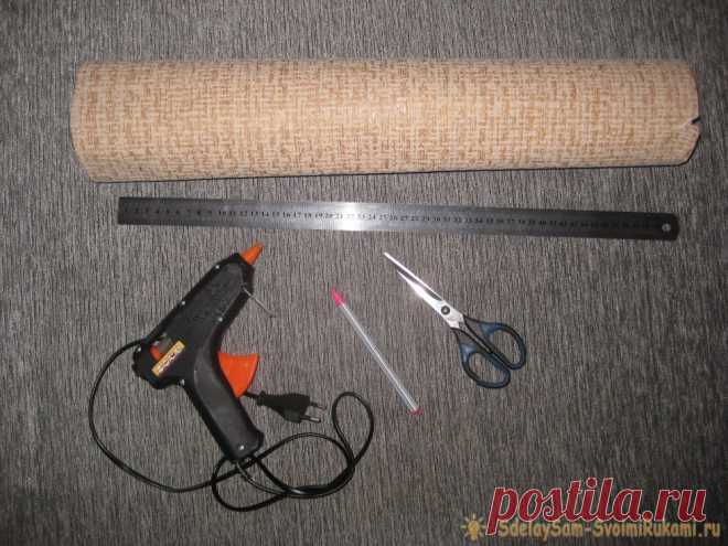 Как сделать жалюзи из обоев Как закрыть окна от солнца? Можно купить жалюзи, а можно их изготовить своими руками. Такие жалюзи будут значительно дешевле и их можно изготовить под любой интерьер. Для изготовления домашних жалюзи понадобятся обои. Лучше всего использовать виниловые обои шириной 50 см. Такие обои как раз закроют