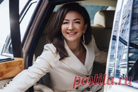 Maybach Блиновской неоднократно превышал скорость на пути к границе. Maybach, в котором находилась создательница «Марафона желаний» Елена Блиновская, на пути к границе неоднократно превышал скорость. При движении через населенные пункты, где максимально разрешенная скорость 60 километров в час, иномарка ехала 100 километров в час. Об этом сообщается в Telegram-канале Shot.