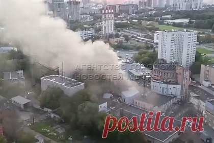 Загоревшаяся в Москве электроподстанция попала на видео