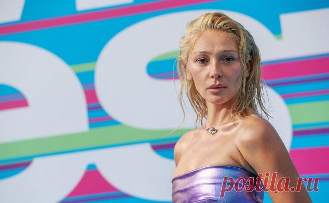 Ивлеева рассказала, как в ее дом забрался голый мужчина с битой. Мужчина дважды проникал в дом Ивлеевой. В первый раз — когда блогер спала, ее спасла лестница из ванной на крышу, где она ждала прибытия охраны. Во второй раз полиция задержала мужчину с колючей проволокой в пустом здании